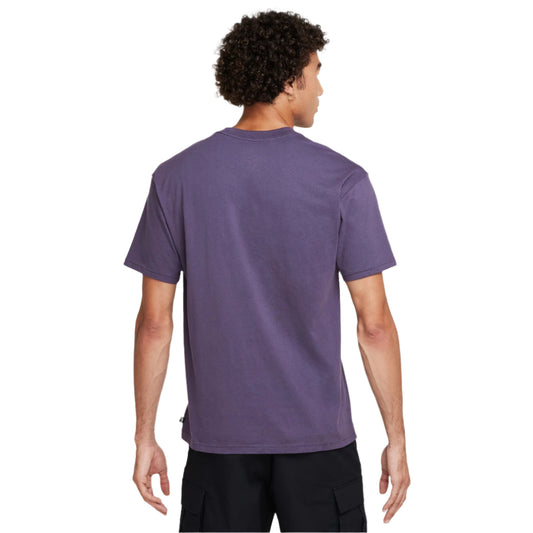 Camiseta de skate Nike SB con el logotipo para hombre en morado pasa oscuro