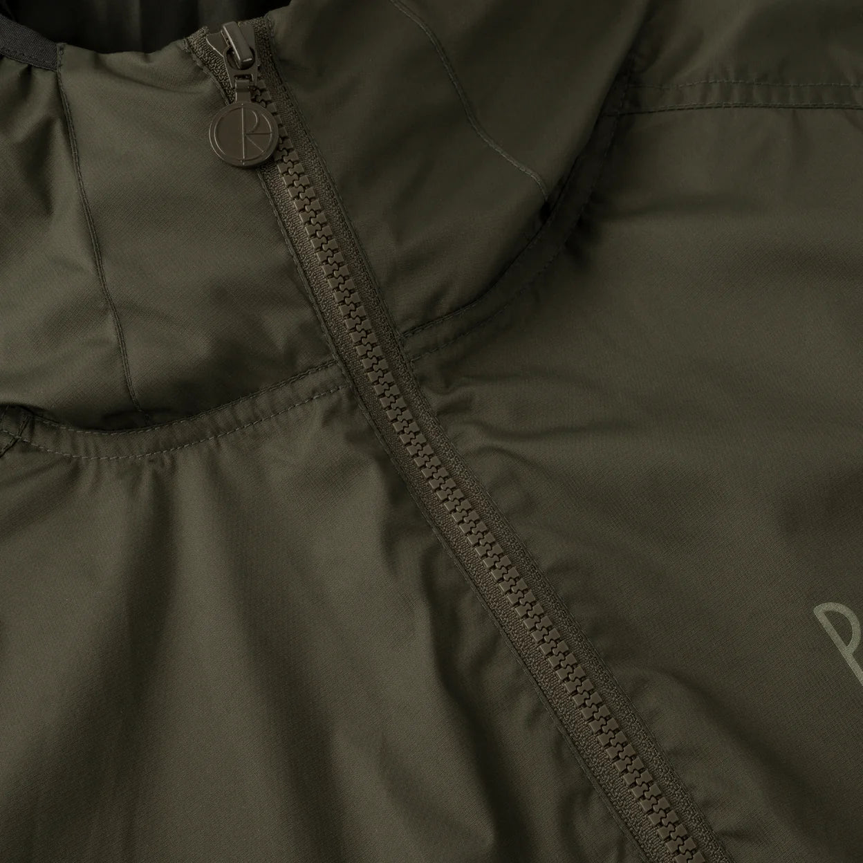Chaqueta anorak plegable Polar Skate Co., color negro sucio