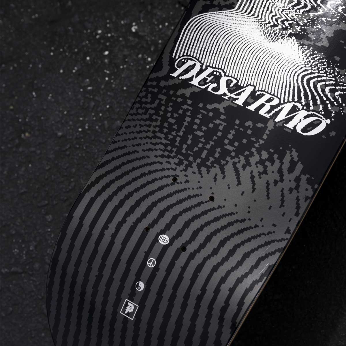 Black and white patterned product with 'Desarno' branding on a dark background